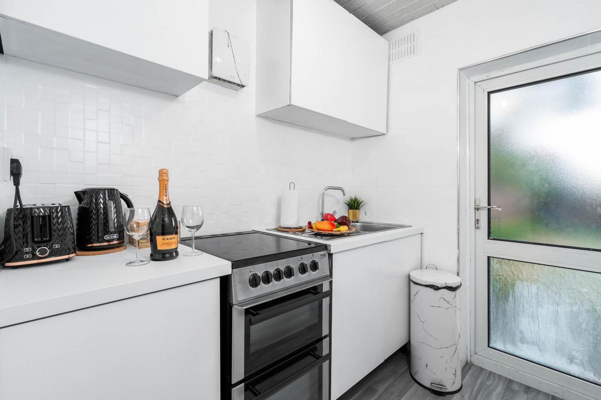 4 Bedroom House - Accommodates 7 - Garden - Parking - Netflix - Wifi - 559T Birmingham Buitenkant foto